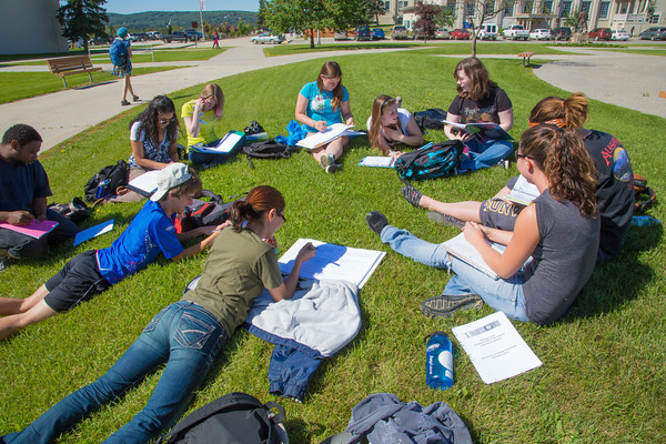 香港六合彩开奖直播 students attend a summer class outdoors on the Fairbanks campus