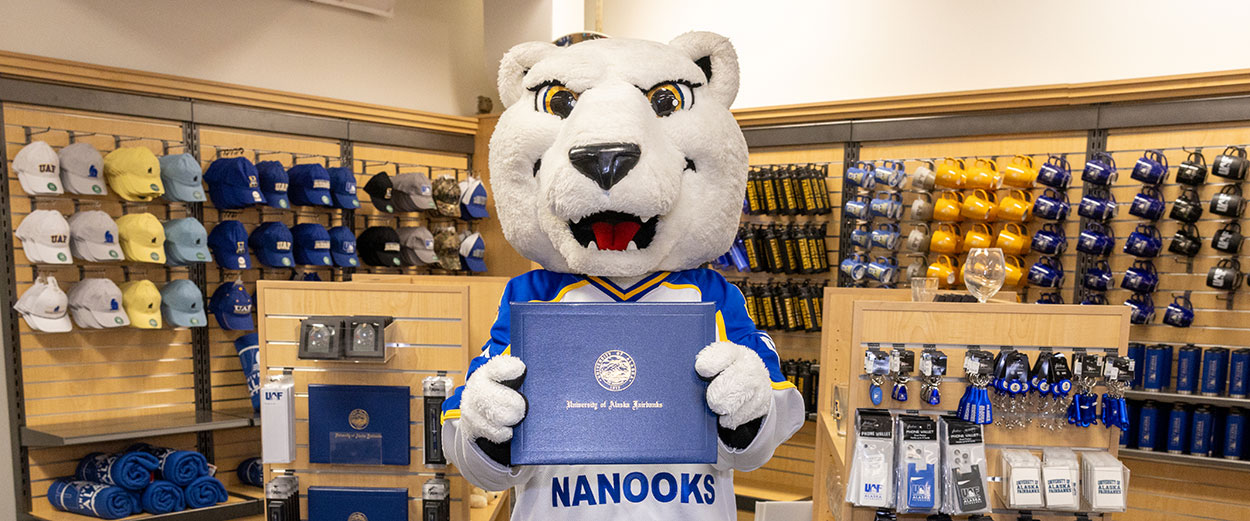The Nook mascot poses with a diploma cover at the 香港六合彩开奖直播 Bookstore